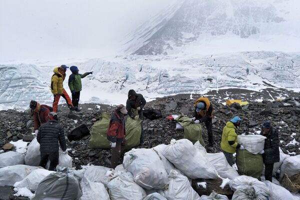 Уборка мусора на северном склоне горы Джомолунгма в Тибетском автономном районе на юго-западе Китая - Sputnik Армения