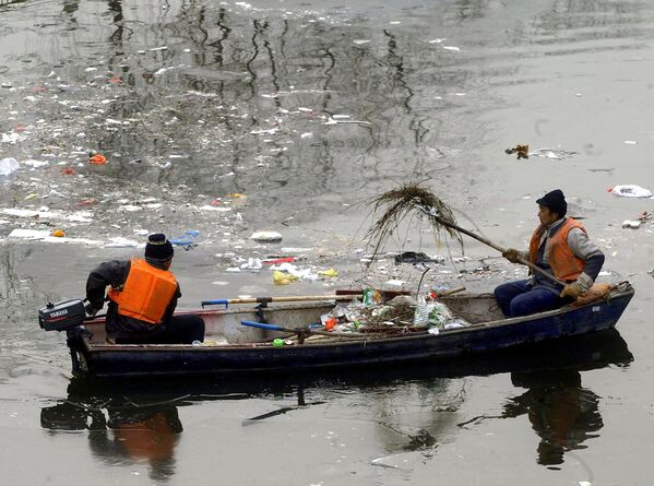 Рабочие убирают мусор, плавающий в канале, в Пекине, Китай - Sputnik Армения