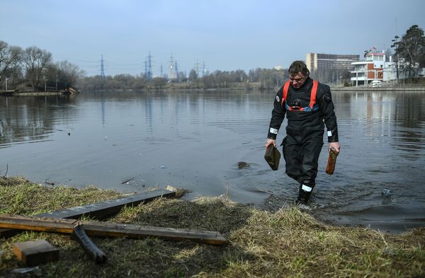Сотрудник спасательной службы на водных объектах во время очистки дна водоема от мусора в Москве Сотрудник спасательной службы на водных объектах во время очистки дна водоема от мусора в Москве - Sputnik Армения