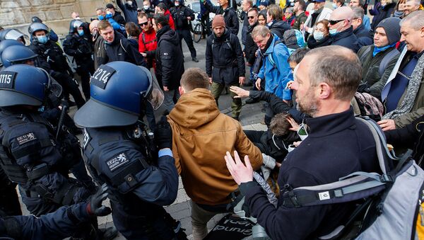 Столкновение между демонстрантами и полицией во время акции протеста против ограничений правительства в связи с коронавирусом (20 марта 2021). Кассель - Sputnik Армения