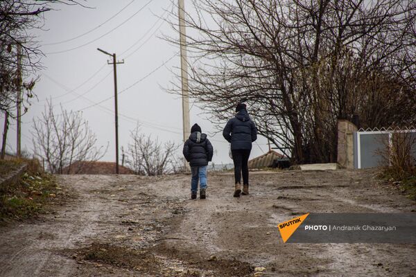 Дети на улице Карагезяна в Иджеване Дети на улице Карагезяна в Иджеване - Sputnik Армения