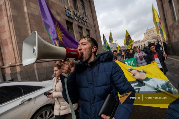 Курдская община Армении организует митинг и шествие к офису ООН в связи с информацией о смерти курдского лидера Оджалана (19 марта 2021). Еревaн Курдская община Армении организует митинг и шествие к офису ООН в связи с информацией о смерти курдского лидера Оджалана (19 марта 2021). Еревaн - Sputnik Армения