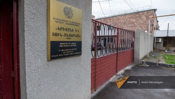 Закрытый вход Ереванского дома-интерната №1 - Sputnik Армения