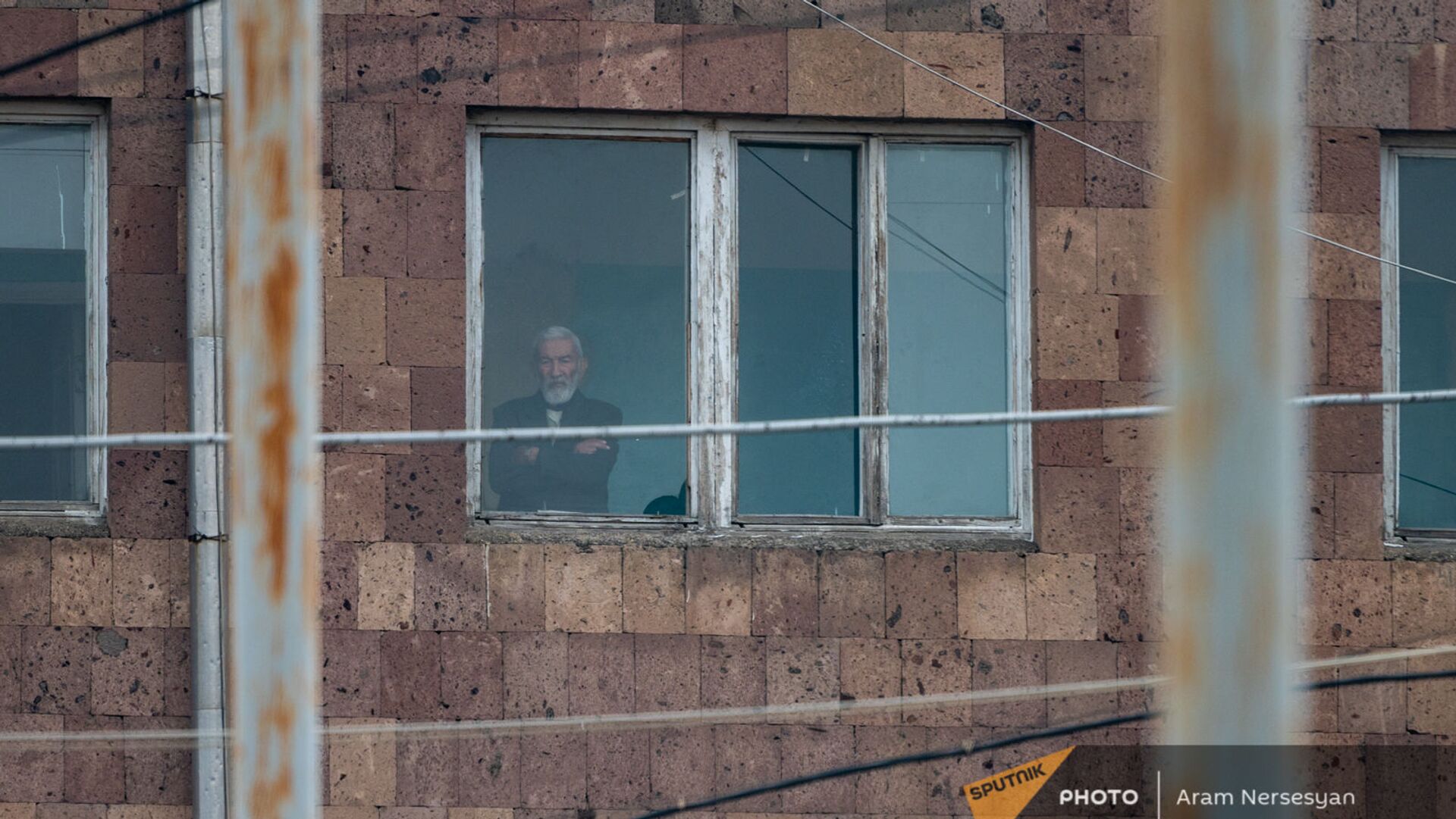 Постоялец Ереванского дома-интерната №1 смотрит в окно - Sputnik Արմենիա, 1920, 29.04.2021