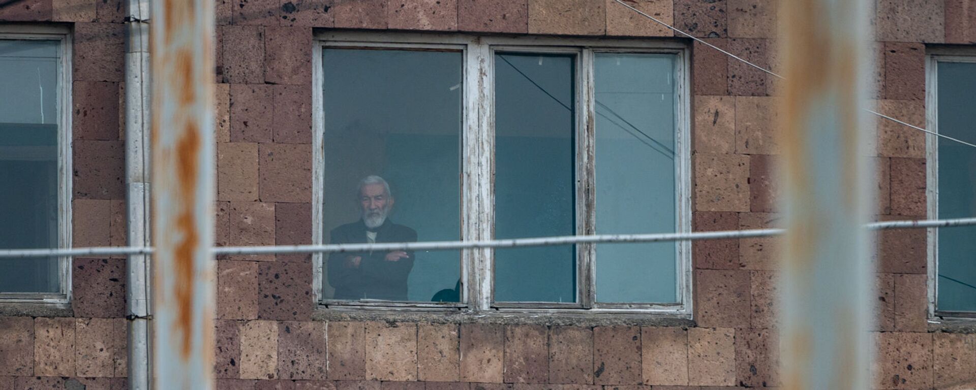 Постоялец Ереванского дома-интерната №1 смотрит в окно - Sputnik Արմենիա, 1920, 29.04.2021