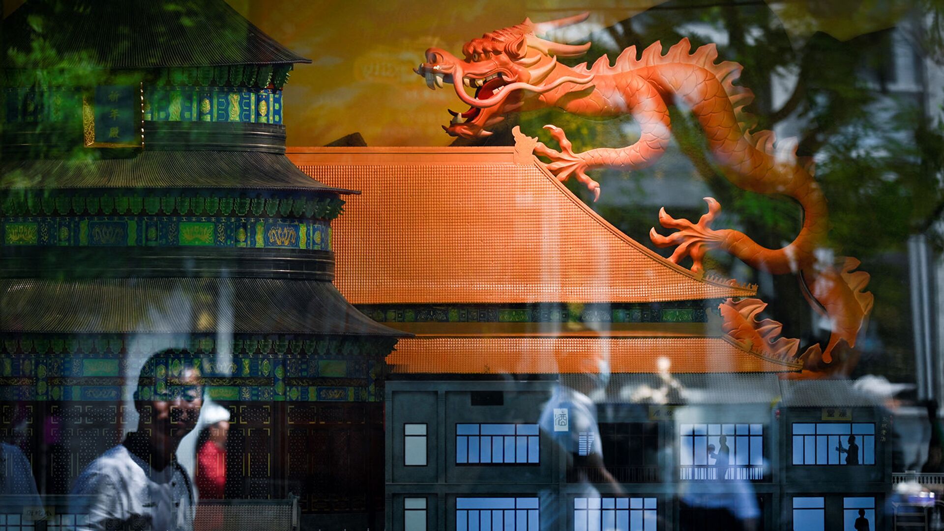 Модель дракона выставлена на витрине на улице Пекина - Sputnik Армения, 1920, 24.12.2021
