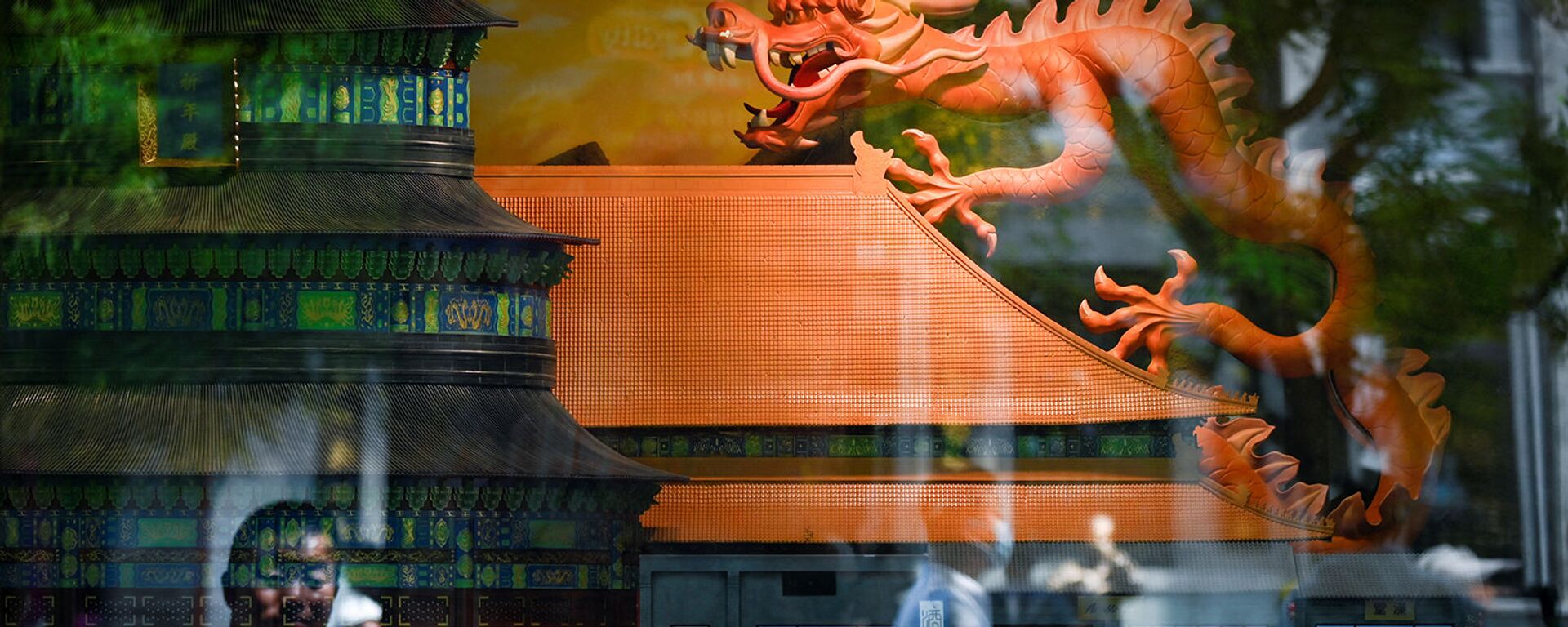 Модель дракона выставлена на витрине на улице Пекина - Sputnik Армения, 1920, 24.12.2021