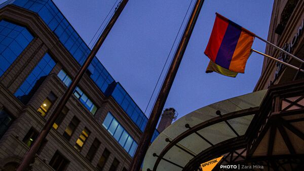 Флаг Армении на фасаде здания на улице вечернего Еревана - Sputnik Армения