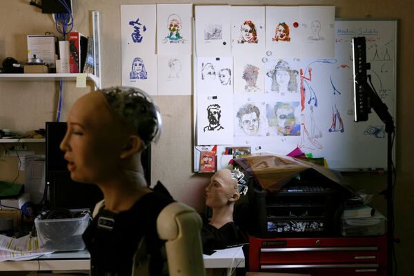 Рисунки в студии робота-гуманоида Софии от компании Hanson Robotics Рисунки в студии робота-гуманоида Софии от компании Hanson Robotics - Sputnik Армения