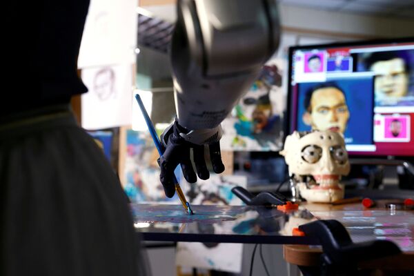 Робот-гуманоид София от компании Hanson Robotics рисует картину, выставленную в дальнейшем на аукцион в Гонконге - Sputnik Армения