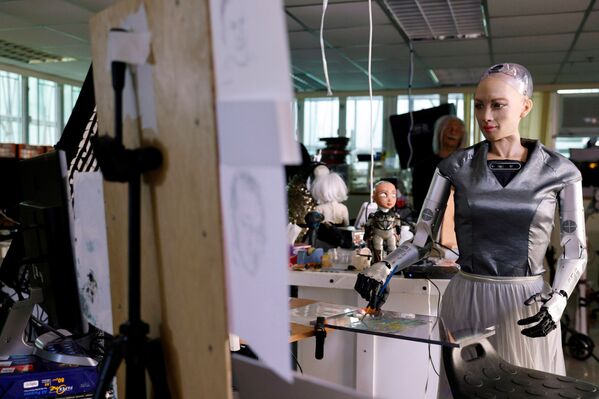 Робот-гуманоид София от компании Hanson Robotics рисует картину, выставленную в дальнейшем на аукцион в Гонконге - Sputnik Армения