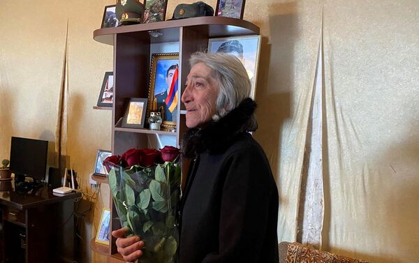 Мать погибшего в карабахской войне подполковника Манвела Карапетяна Мать погибшего в карабахской войне подполковника Манвела Карапетяна - Sputnik Армения
