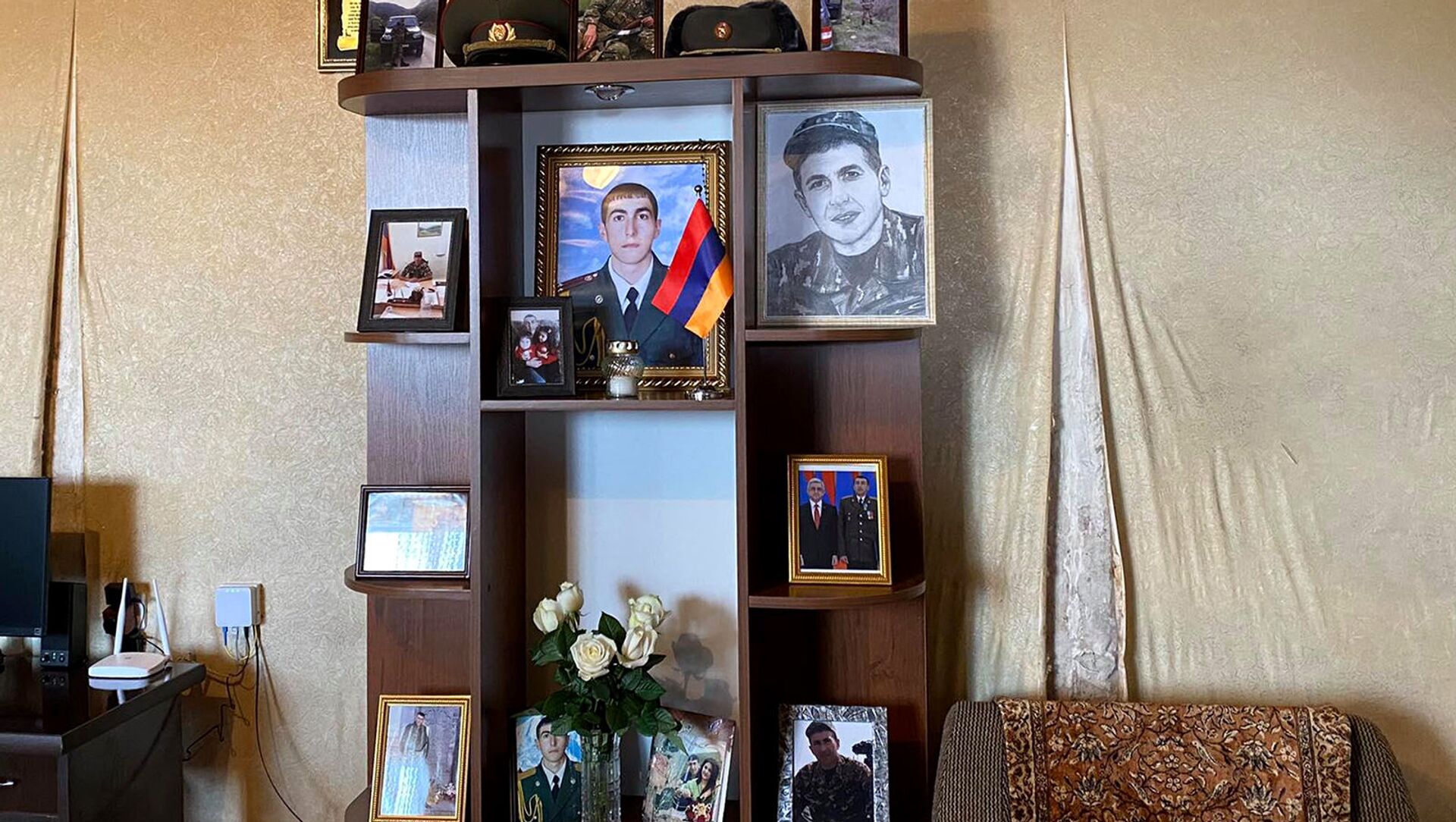 Уголок с фотографиями погибшего в карабахской войне подполковника Манвела Карапетяна - Sputnik Армения, 1920, 24.03.2021