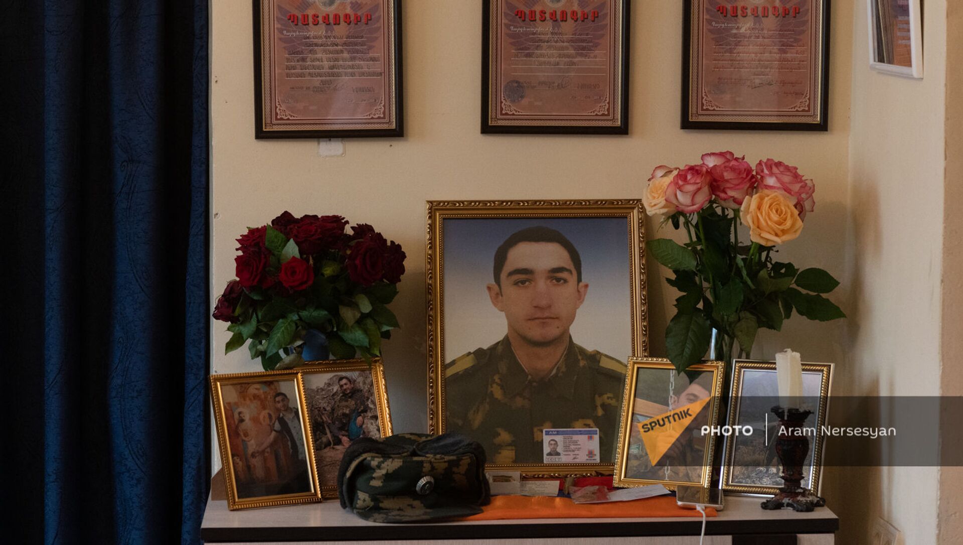Уголок с фотографиями погибшего в карабахской войне Гора Акопяна - Sputnik Армения, 1920, 26.03.2021