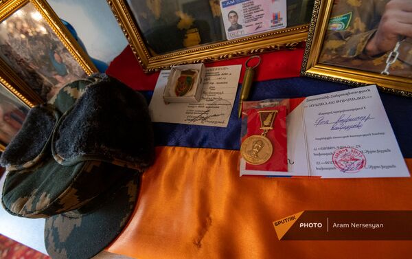 Уголок с фотографиями и наградами погибшего в карабахской войне Гора Акопяна - Sputnik Армения
