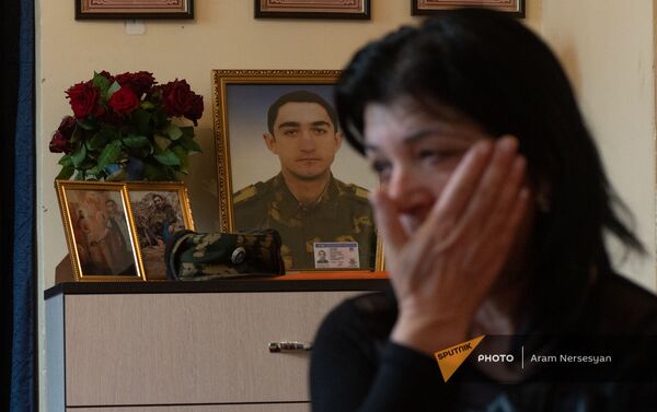 Уголок с фотографиями погибшего в карабахской войне Гора Акопяна Уголок с фотографиями погибшего в карабахской войне Гора Акопяна - Sputnik Армения
