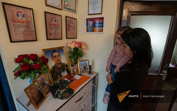 Алиса Хасикян, мать погибшего в карабахской войне Гора Акопяна, с внучкой Марией - Sputnik Армения
