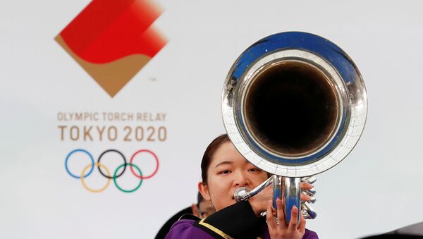 Участник оркестра  играет на музыкальном инструменте во время эстафеты Олимпийского огня в Токио-2020 в префектуре Фукусима, Япония - Sputnik Արմենիա