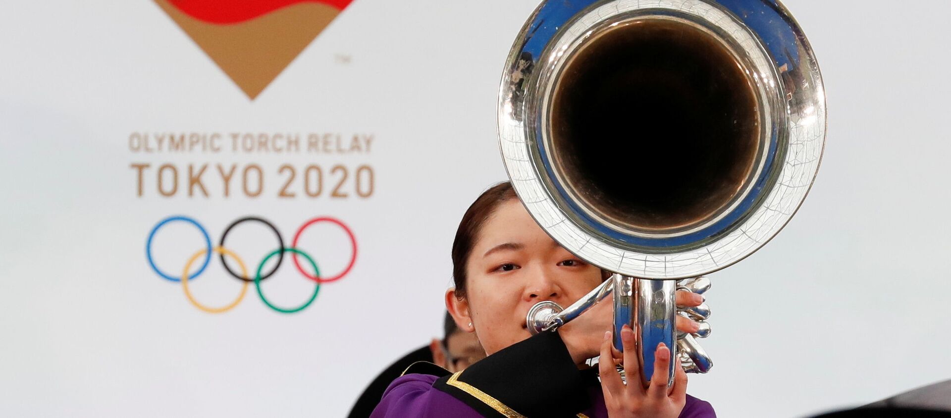 Участник оркестра  играет на музыкальном инструменте во время эстафеты Олимпийского огня в Токио-2020 в префектуре Фукусима, Япония - Sputnik Արմենիա, 1920, 26.04.2021