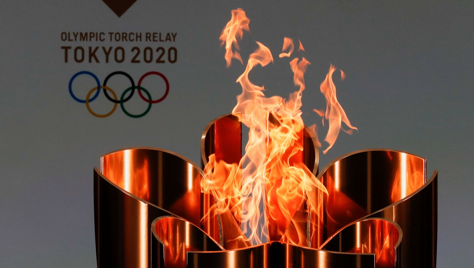 Олимпийский огонь во время эстафеты Олимпийского огня в Токио-2020 в префектуре Фукусима, Япония - Sputnik Армения, 1920, 06.04.2021