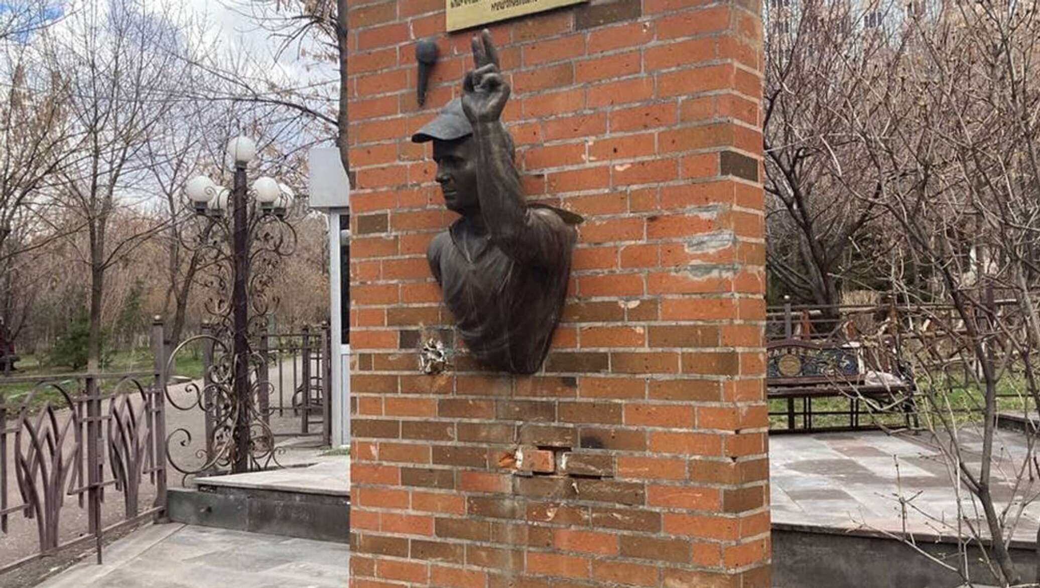 В армении осквернили. Памятник Нансену в Ереване. Парк Нансена Ереван скульптура. Памятник журналистам. Осквернение памятника Холокосту в Ереване.