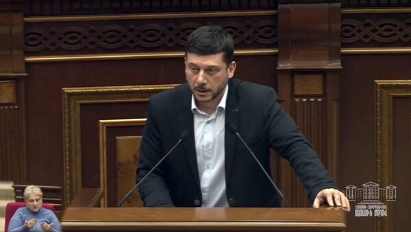 Овсеп Хуршудян во время парламентских слушаний по процессу внедрения Соглашения о всеобъемлющем и расширенном партнерстве РА – ЕС (26 марта 2020). Еревaн - Sputnik Արմենիա