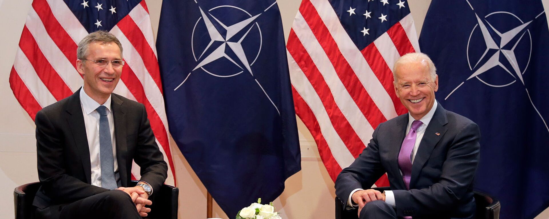 Вице-президент США Джо Байден и Генеральный секретарь НАТО Йенс Столтенберг во время встречи (7 февраля 2015). Мюнхен - Sputnik Արմենիա, 1920, 25.03.2021