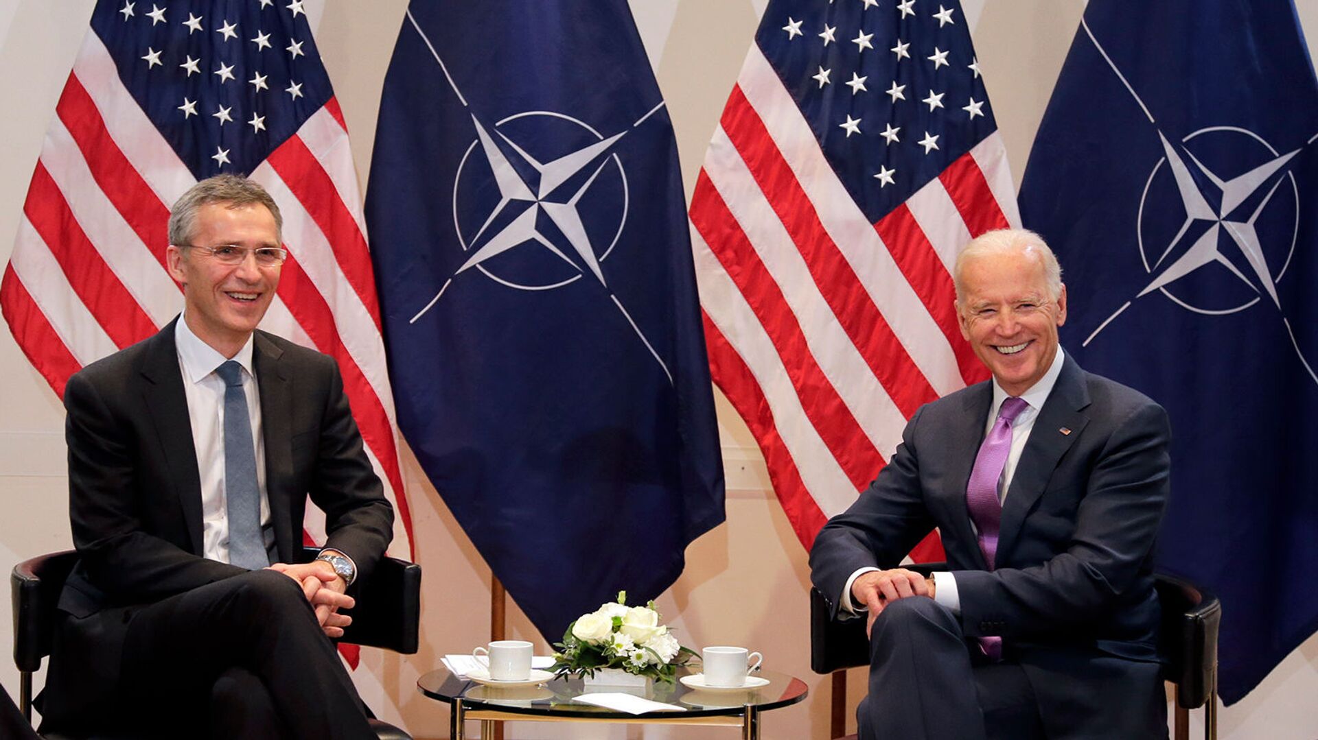 Вице-президент США Джо Байден и Генеральный секретарь НАТО Йенс Столтенберг во время встречи (7 февраля 2015). Мюнхен - Sputnik Արմենիա, 1920, 25.03.2021