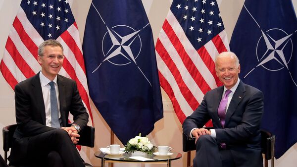 Вице-президент США Джо Байден и Генеральный секретарь НАТО Йенс Столтенберг во время встречи (7 февраля 2015). Мюнхен - Sputnik Армения