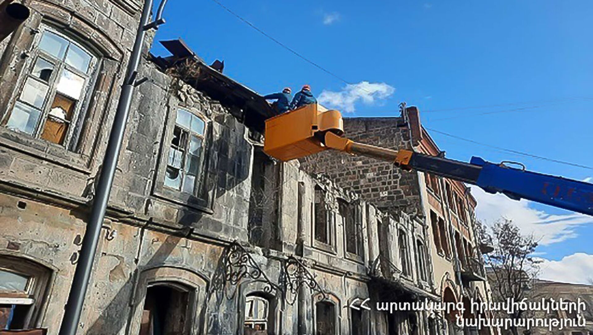Сильный ветер повредил крыши старых зданий в Маралике (25 марта 2021). Ширак - Sputnik Армения, 1920, 25.03.2021