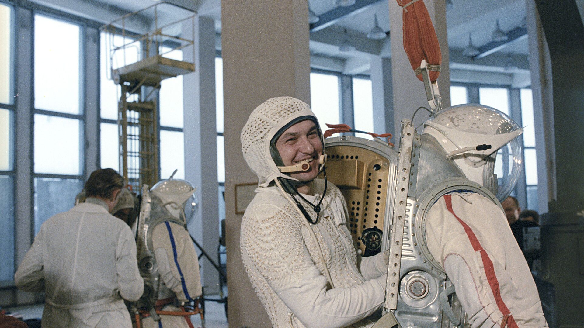 Космонавты А.Серебров и В.Титов (справа) в гидролаборатории - Sputnik Армения, 1920, 17.06.2023