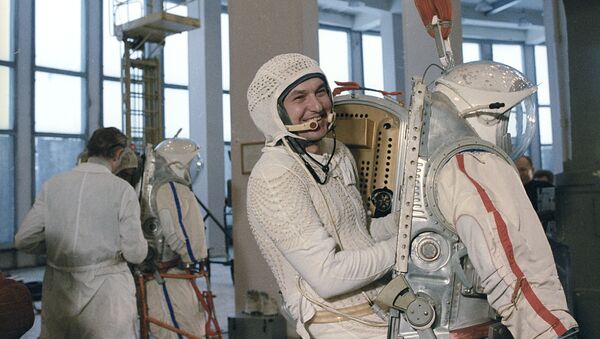 Космонавты А.Серебров и В.Титов (справа) в гидролаборатории - Sputnik Армения