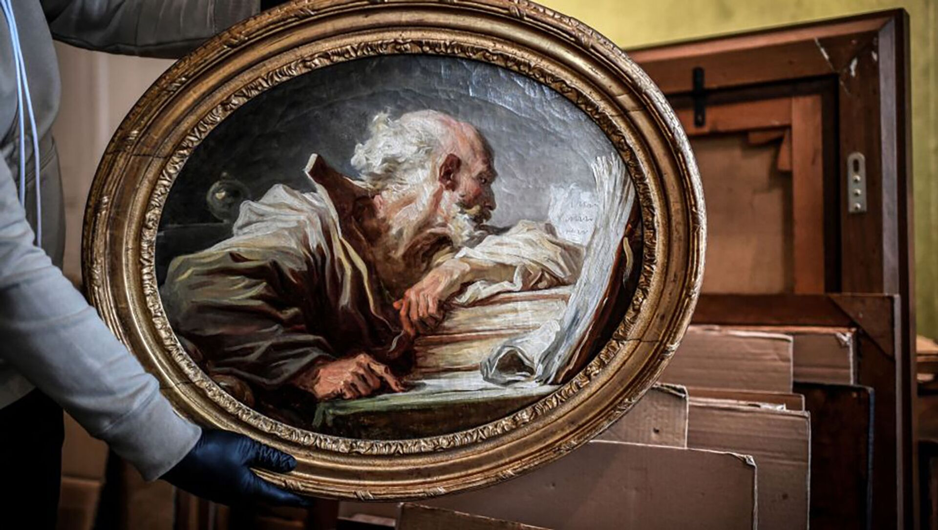Куратор держит картину французского художника Жана-Оноре Фрагонара из «Философского чтения» (25 марта 2021). Париж - Sputnik Արմենիա, 1920, 27.03.2021