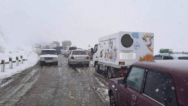 Занесенная снегом трасса Ереван - Ехегнадзор - Sputnik Армения