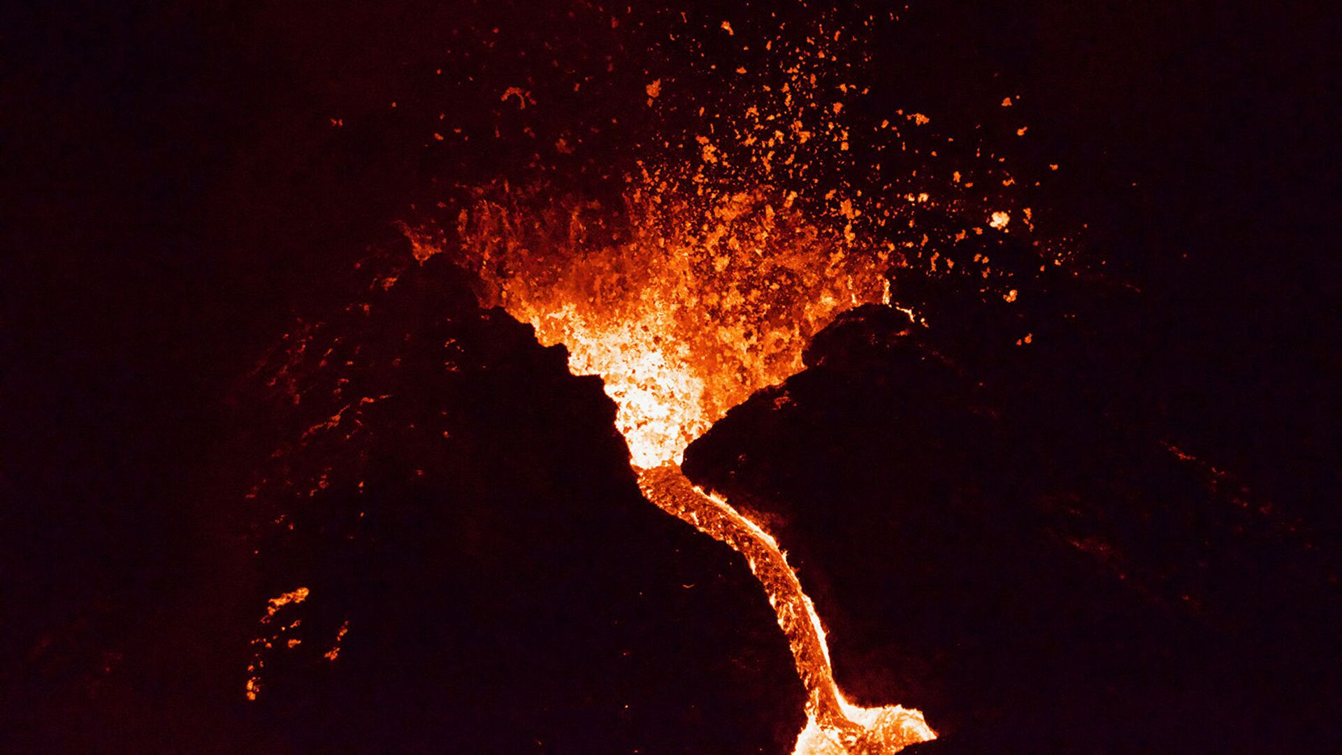 Лава течет из извергающегося вулкана Фаградалсфьяль примерно в 40 км к западу от Рейкьявика )26 марта 2021). Исландия - Sputnik Армения, 1920, 20.09.2021