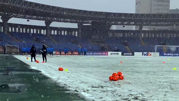 Снег во время предматчевой тренировки сборных Армении и Исландии по футболу (27 марта 2021). Еревaн - Sputnik Армения