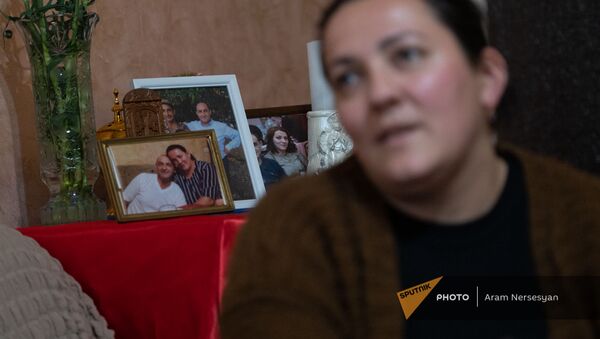 Супруга погибшего военнослужащего Самвела Атояна Лилия беседует с корреспондентами Sputnik Армения - Sputnik Արմենիա