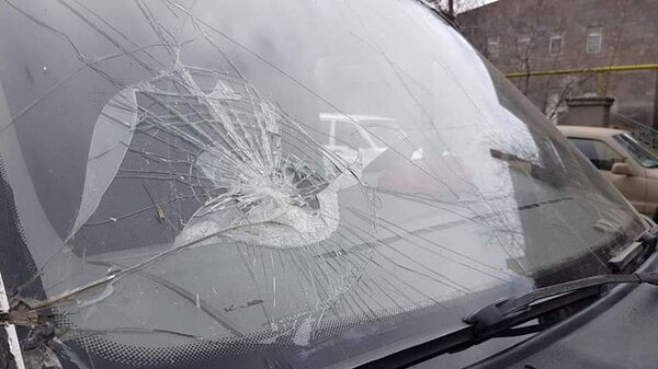 Разбитое лобовое стекло машины, перевозившей найденные тела военнослужащих (29 марта 2021). Степанакерт - Sputnik Армения