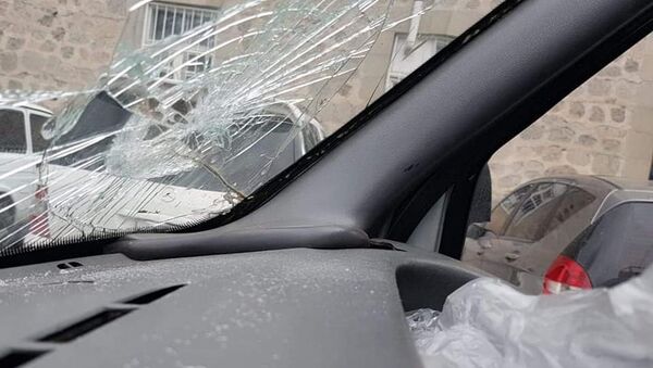 Разбитое лобовое стекло машины, перевозившей найденные тела военнослужащих (29 марта 2021). Степанакерт - Sputnik Армения