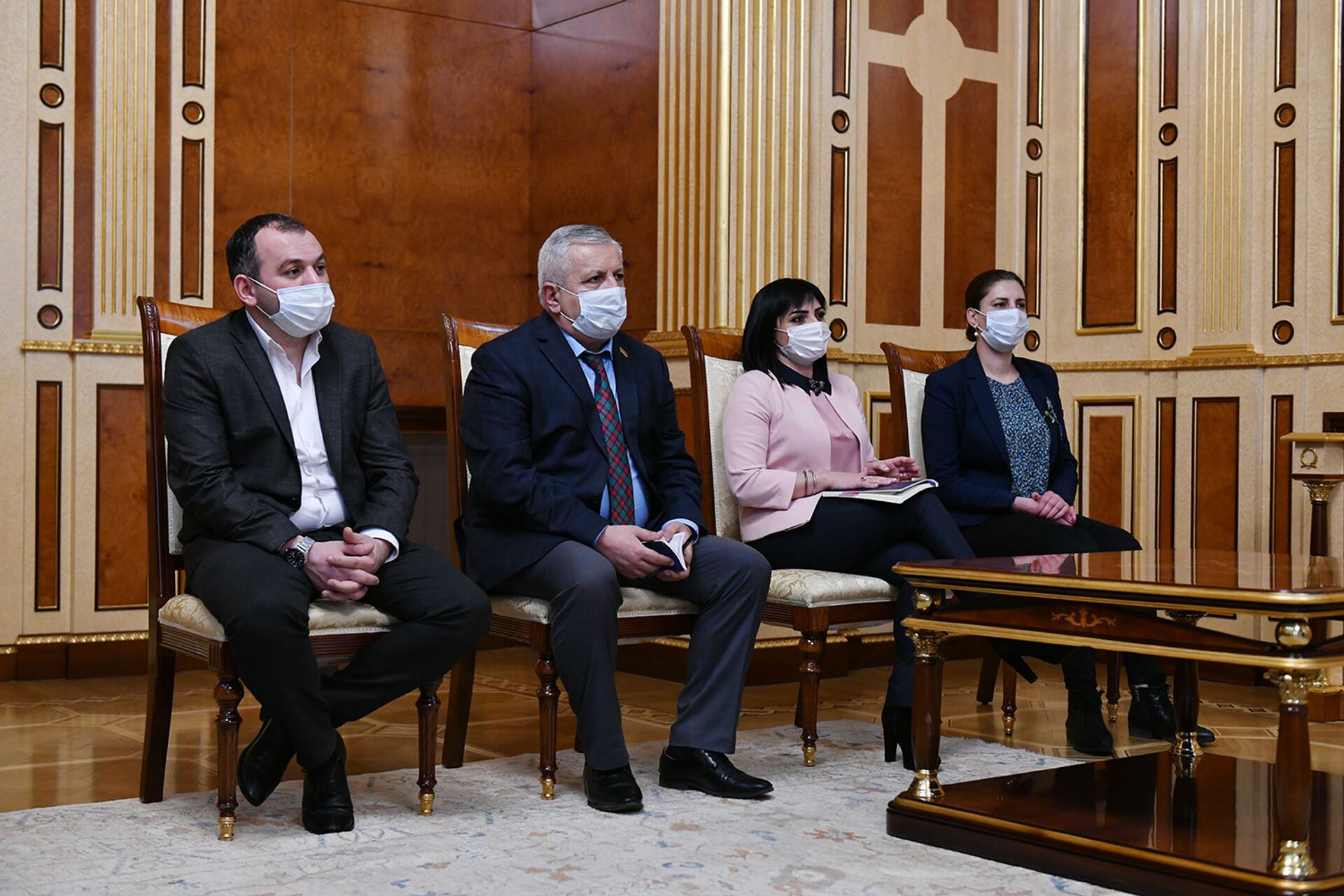 Արմեն Սարգսյանը հանդիպել է ԱԺ խմբակցություններում չընդգրկված մի խումբ պատգամավորների հետ Արմեն Սարգսյանը հանդիպել է ԱԺ խմբակցություններում չընդգրկված մի խումբ պատգամավորների հետ - Sputnik Արմենիա, 1920, 30.03.2021