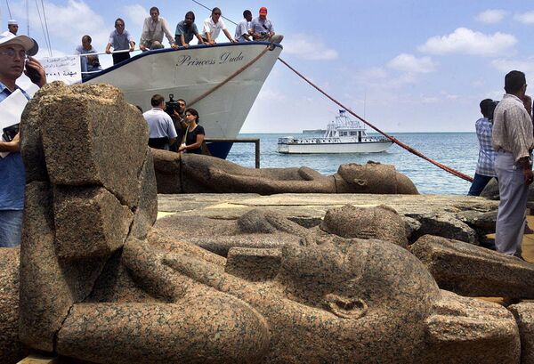 Поднятые на поверхность древние статуи египетского затонувшего города Гераклион - Sputnik Армения