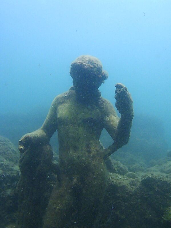 Статуя в затопленном археологическом парке Байи - Sputnik Армения