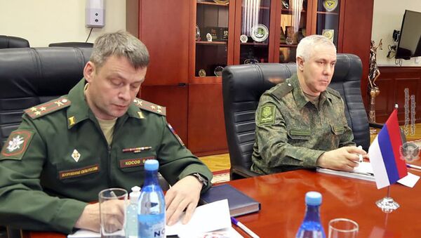 Командующий российским миротворческим контингентом, генерал-лейтенант Рустам Мурадов на встрече с начальником ГШ ВС РА (1 апреля 2021). Еревaн - Sputnik Армения