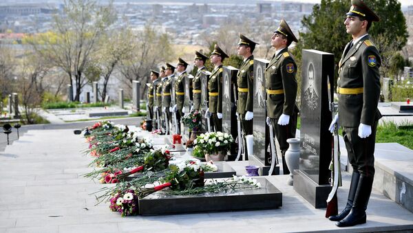 Цветы у могил павших солдат от премьер-министра в военном пантеоне Ераблур - Sputnik Армения