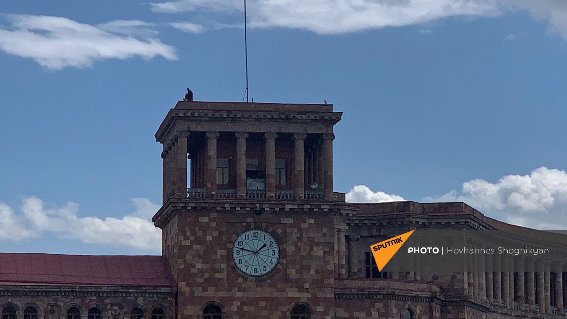 Сотрудники Дома правительства меняют флаг на башне (2 апреля 2021). Еревaн - Sputnik Армения, 1920, 09.03.2023