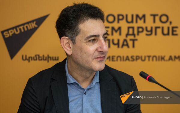 Эдуард Топчян на пресс-конференции, посвященной записи всех 9 симфоний Людвига Ван Бетховена (2 апреля 2021). Еревaн Эдуард Топчян на пресс-конференции, посвященной записи всех 9 симфоний Людвига Ван Бетховена (2 апреля 2021). Еревaн - Sputnik Армения