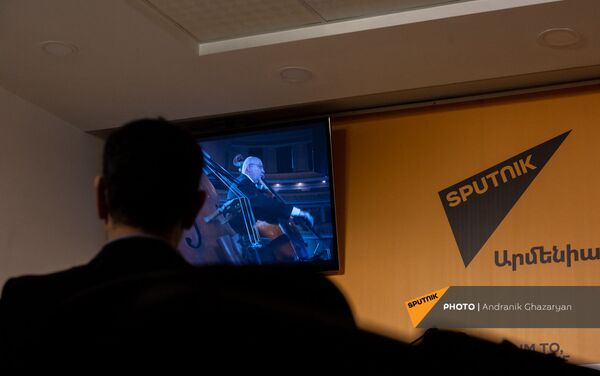 Эдуард Топчян смотрит видео-ролик на пресс-конференции, посвященной записи всех 9 симфоний Людвига Ван Бетховена (2 апреля 2021). Еревaн - Sputnik Армения