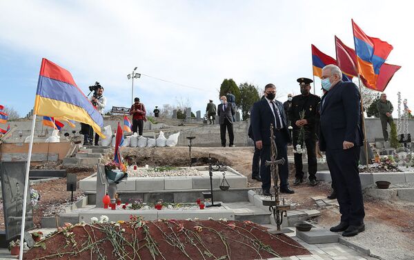 Министр обороны Вагаршак Арутюнян в военном пантеоне Ераблур (2 апреля 2021). Еревaн - Sputnik Армения