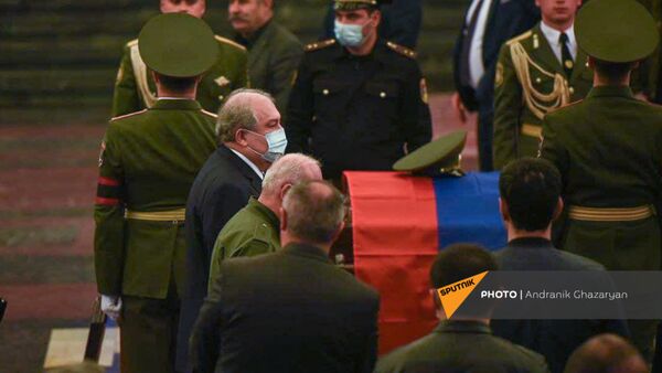Президент Армен Саркисян на церемонии прощания с Командосом (2 апреля 2021). Еревaн - Sputnik Արմենիա