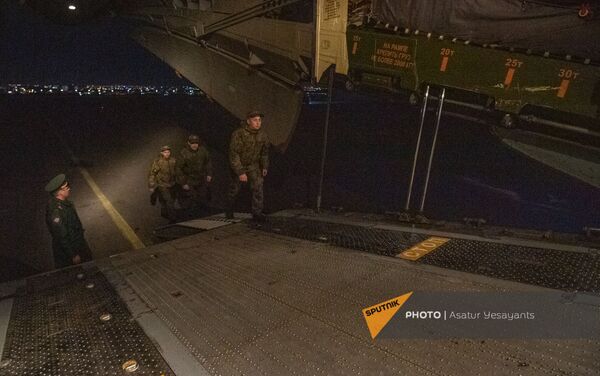 Российские специалисты миссии сводного отряда войск радиационной, химической и биологической защиты (РХБЗ) Минобороны РФ в Армении возвращаются на родину (2 апреля 2021). Еревaн Российские специалисты миссии сводного отряда войск радиационной, химической и биологической защиты (РХБЗ) Минобороны РФ в Армении возвращаются на родину (2 апреля 2021). Еревaн - Sputnik Армения